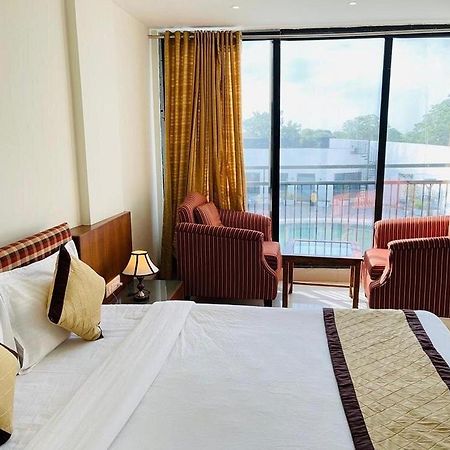 Om Sanctuary Resort By Pinks Hospitality Rupāwati エクステリア 写真