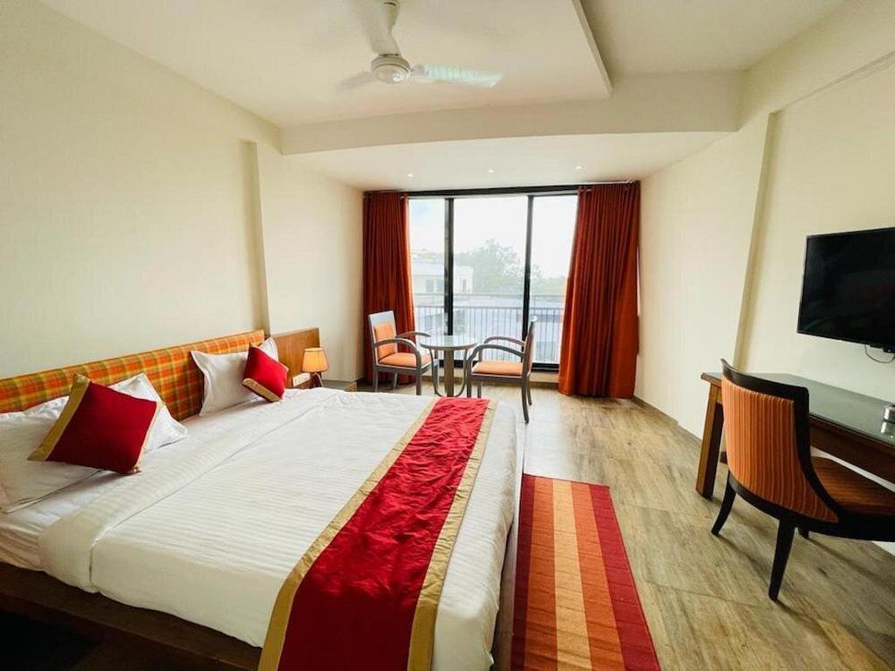 Om Sanctuary Resort By Pinks Hospitality Rupāwati エクステリア 写真